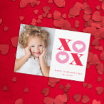 Cartão De Festividades Foto do Dia de os namorados XOXO moderno<br><div class="desc">Este cartão de dia de os namorados fotográfico moderno apresenta um xoxo vermelho e cor-de-rosa arrojado com corações no o em um fundo branco.</div>