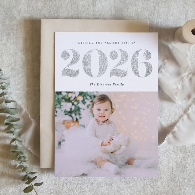 Cartão De Festividades Foto do Feliz ano novo Glitter Silver 2022 Chic (Customizable photo 2026 Happy New Year card featuring festive faux silver glitter.)
