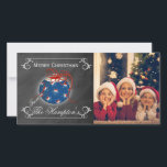 Cartão De Festividades Foto do Quadro de Chalkboard Patriótico Natal Pers<br><div class="desc">Este design de quadro patriótico tem um ornamento no meio com estrelas cheias de vermelho,  branco e azul. A fita está em vermelho e desliza pelos lados. As bordas têm manchas com áreas para personalizar sua mensagem de Natal.</div>