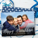 Cartão De Festividades Foto do Script Branco da Tendência Moderna do Hanu<br><div class="desc">Um cartão de feriado simples e moderno com uma foto de sangria de cheio e uma saudação 'Happy Hanukkah' em um roteiro de caligrafia branca moderna no fundo de uma camada preta de fotos de gradiente. Uma estrela geométrica de padrão branco David em um fundo azul escuro preenche a parte...</div>