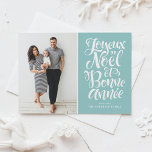 Cartão De Festividades Foto do Script Light Blue Joyeux Noël et Bonne Ann<br><div class="desc">Joyeux Noël et Bonne Année! Envie seus desejos de feriado para amigos e familiares com este cartão de Natal de foto personalizável. Este cartão de Natal francês apresenta caligrafia moderna. Personalize adicionando seus detalhes. Este cartão fotográfico de Natal está disponível em outras cores e estoque de papelão. Itens correspondentes estão...</div>