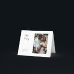 Cartão De Festividades Foto do Solteiro de Feriados Felizes de Script Mod<br><div class="desc">Este moderno roteiro Feliz feriados dobrados cartão de feriado de solteiro é perfeito para o seu cartões de natal branco e preto-e-preto. A caligrafia manuscrita branca é delicada e rústica enquanto permanece elegante e elegante. A design reflete um simples dia de inverno todo-branco e evoca memórias de uma vida mais...</div>