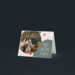 Cartão De Festividades Foto do Solteiro de Natal dobrado da Bolinhas Gree<br><div class="desc">Esta bolinhas verde de Natal dobrada é perfeita para seu cartões de natal moderno inspirado na fazenda da boêmia. A típica fonte rústica, mas delicada, desenhada à mão dá-lhe um aspecto viscoso e úmido enquanto a mantém bonita e simples. As bolinhas vêm em tons de terra de vermelho, verde-sábio, rosa-pincel,...</div>