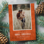 Cartão De Festividades Foto do Solteiro de Natal Rustic Burnt Orange Wint<br><div class="desc">Este design de feriado simples e rústico mostra sua melhor foto de retrato através de uma textura rústica de papel em cor Laranja Burnt e a palavra "Feliz Natal" em texto de script de safra. Perfeito para cartões de saudação do estilo da fazenda. Adicione facilmente sua melhor foto, seus nomes...</div>
