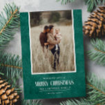 Cartão De Festividades Foto do Solteiro de Natal Rustic Emerald Green<br><div class="desc">Este simples e rústico design de Natal apresenta a sua melhor foto-retrato através de uma textura de papel rústico em verde esmeralda e a palavra "Feliz Natal" no texto do roteiro de safra. Perfeito para cartões de saudação do estilo da fazenda. Adicione facilmente sua melhor foto, seus nomes de família...</div>