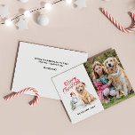 CARTÃO DE FESTIVIDADES FOTO DO SOLTEIRO DE RECUPERAÇÃO DO OURO DE NATAL M<br><div class="desc">Nosso Ouro Retriever inspirou cartões com fotos de Feliz Natal que apresentam uma imagem aquática de um cachorro engraçado em Santa Hat com um boneco de neve e um pinheiro. Adicione sua foto de cachorro ou um retrato da família com seu amigo de estimação ou peludo. No verso, adicione um...</div>