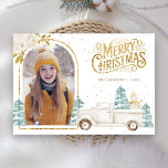 Cartão De Festividades Foto Dourada de Natal do Caminhão Branco Retro Sno<br><div class="desc">Incêndio aos seus hóspedes com este elegante tema da floresta no inverno Cartão de Natal com um belo caminhão branco e um adorável boneco de neve com flores brancas. Basta adicionar seu texto neste modelo fácil de usar e adorar este cartão com sua foto favorita para torná-lo um cartão de...</div>