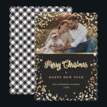 Cartão De Festividades Foto: Dourada Xadrez de estrelas de neve  preta<br><div class="desc">Elegante fotografia de xadrez de búfalos preto e branco Merry Cartão de Natal com um cartões de natal de ouro, estrelas e neve caindo em um fundo de xadrez de búfalos. Personalize facilmente este cartão de feriado fotográfico com a sua fotografia, o nome da família, o ano e o texto....</div>