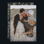 Cartão De Festividades Foto elegante, botânica negra mínima<br><div class="desc">Imagem elegante,  fotografia moderna e natural,  típica da tipografia botânica da cor-de-água preta,  Merry Christmas card flat.</div>