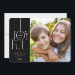 Cartão De Festividades Foto elegante da FAMÍLIA 2023 Fonte moderna, preto<br><div class="desc">por kat massard >> WWW.SIMPLYSWEETPAPERIE.COM <<< Uma design elegante de cartão com a citação "JOYFUL" com o tipo de script elegante combinado com a tipografia serif e a cor simples no verso, dando-lhe a oportunidade de escrever uma mensagem pessoal à mão. Com fotos em forma de quadrado na frente, na...</div>