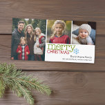 Cartão De Festividades Foto: Feliz Natal 3 Colagem de Fotos Mínima<br><div class="desc">Personalize-o com 3 fotos e nome de família. Inclui uma opção para adicionar o ano e os primeiros nomes dos membros da sua família.</div>