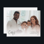 Cartão De Festividades Foto Grateful Cheio do Script de Natal Moderno<br><div class="desc">Este moderno roteiro de Natal, grato cartão de cheio de feriado é perfeito para seu cartões de natal branco e preto-boho minimalista. A caligrafia manuscrita branca é delicada e rústica enquanto permanece elegante e elegante. A design reflete um simples dia de inverno todo-branco e evoca memórias de uma vida mais...</div>