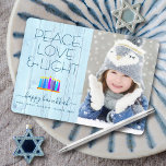 Cartão De Festividades Foto Hanukkah Menorah Peace Love Light Rustic<br><div class="desc">"Paz, amor e luz." Uma ilustração lúdica, moderna e artística das velas de padrão de feto em uma menorah ajuda você a lançar no feriado de Chanucá, junto com a foto personalizada de sua escolha. Velas azuis cortadas com padrões de folha fina coloridos recobrem um fundo azul-claro de madeira rústica....</div>
