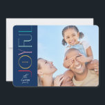 Cartão De Festividades FOTO JUSTA DA FAMÍLIA FOTO moderna, elegante e azu<br><div class="desc">pelo kat massard >> WWW.SIMPLYSWEETPAPERIE.COM <<< Uma design elegante de cartão com a citação "JOYFUL" com o tipo de script elegante combinado com a tipografia serif e o padrão de diversão no verso, dando-lhe a oportunidade de escrever uma mensagem pessoal à mão. Com fotos em forma de quadrado na frente,...</div>