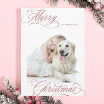 Cartão De Festividades Foto Mínima do Script de Natal Dusty Red Merry<br><div class="desc">Inscrição elegante e romântica em caligrafia suave com uma fotografia e um padrão perfeito no verso. Para uma personalização mais avançada deste design,  clique no BOTÃO FERRAMENTA DESIGN AZUL acima!</div>