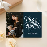 Cartão De Festividades Foto moderna da caligrafia azul-feliz e brilhante<br><div class="desc">Cartão de Feriado de Foto Moderno para Caligrafia Azul feliz e Brilhante. Envie cartões de natal personalizáveis e personalizados a amigos,  colegas e familiares em cartões de estilo simples,  chic,  elegantes e modernos de design fotofestivo,  minimalista natural! Abaixo,  a caligrafia apresenta sua mensagem de saudação personalizada na tipografia moderna.</div>