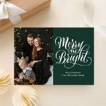Cartão De Festividades Foto moderna da caligrafia verde-feliz e brilhante<br><div class="desc">Cartão de Feriado de Foto Moderno para Caligrafia Verde feliz e Brilhante. Envie cartões de natal personalizáveis e personalizados a amigos,  colegas e familiares em cartões de estilo simples,  chic,  elegantes e modernos de design fotofestivo,  minimalista natural! Abaixo,  a caligrafia apresenta sua mensagem de saudação personalizada na tipografia moderna.</div>