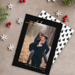 Cartão De Festividades Foto moderna Dourada Feliz Natal Preto<br><div class="desc">Deseje aos seus amigos e família Feliz Natal nesta temporada de festas com este cartão de Natal fotográfico que apresenta um padrão de pinheiros nas costas.</div>