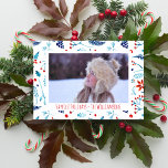 Cartão De Festividades Foto Painterly do feriado de Botanicals da<br><div class="desc">Espalhe algum elogio do feriado com este design festivo do Natal que caracteriza um fundo botânico da floresta da aguarela de bagas,  de cones do pinho,  do azevinho e de poinsétias vermelhos.  Adicione seu cumprimento da foto e do costume para fazer-lhe um cartão verdadeiramente especial.</div>