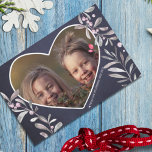 Cartão De Festividades Foto personalizada do coração rústico fofo Natal<br><div class="desc">A rústica moderna inspirou Cartões de foto de Natal com cinzas de folhas sazonais de cor d'água com bagas sagradas cor-de-rosa contra um fundo marinho de quadro negro azul. O script de tipografia de tendências "Blessings de Natal" no verso. Personalize-o com a sua fotografia (paisagem - orientado para horizontal) e...</div>