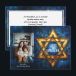Cartão De Festividades Foto personalizada Happy Hanukkah ✡️, Estrela de D<br><div class="desc">Envie suas saudações de Chanucá com um toque pessoal usando este cartão de saudação simples de Chanucá personalizável! A frente apresenta um belo design com uma Estrela de David iluminada com luzes, colocada contra um fundo azul texturizado. Há um espaço para sua foto personalizada à esquerda, fazer cada cartão exclusivamente...</div>