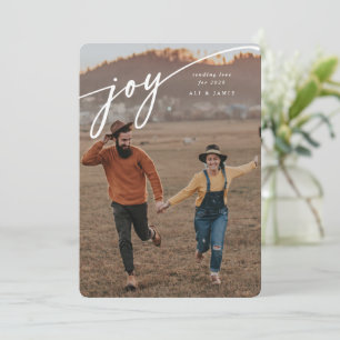 Cartão De Festividades Foto plana de Ano Novo com escrita branca 'Joy' el