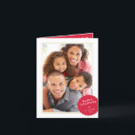 Cartão De Festividades FOTO RETRAIDA Mínima de mancha festiva vermelha<br><div class="desc">por kat massard >> WWW.SIMPLYSWEETPAPERIE.COM<<< An elegant card design featuring quote that you can change yourself! White geometric border on the backside, giving you the opportunity to handwrite a personal message or place a full portrait photo. NOTE >> Entre em contato comigo kat@simplysweetpaperie.com se precisar de ajuda para redimensionar perfeitamente...</div>