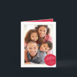 Cartão De Festividades FOTO RETRAIDA Mínima de mancha festiva vermelha<br><div class="desc">por kat massard >> WWW.SIMPLYSWEETPAPERIE.COM<<< An elegant card design featuring quote that you can change yourself! White geometric border on the backside, giving you the opportunity to handwrite a personal message or place a full portrait photo. NOTE >> Entre em contato comigo kat@simplysweetpaperie.com se precisar de ajuda para redimensionar perfeitamente...</div>