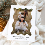 Cartão De Festividades Foto Retro Festivo Quadro Feliz Natal<br><div class="desc">Mande cartões de natal festivos para seus amigos e família com este cartão com fotos de férias de moda! O simples cartão de Natal exibe sua foto vertical moldada em um quadro branco e ondulado ao estilo retrô. Personalize o cartão de férias mínimo com uma saudação personalizada (mostrada como Feliz...</div>