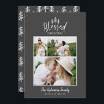 Cartão De Festividades Foto rústica de Natal abençoada e moderna<br><div class="desc">O moderno e mínimo abençoado cartão de na moda de Natal rústico. Com texto desenhado à mão moderno e árvores. A cor do backer pode ser personalizada.</div>