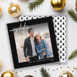 Cartão De Festividades Foto simples, branco, feliz Natal preto<br><div class="desc">Deseje aos seus amigos e família Feliz Natal nesta temporada de festas com este cartão de Natal fotográfico que apresenta um padrão de pinheiros nas costas.</div>