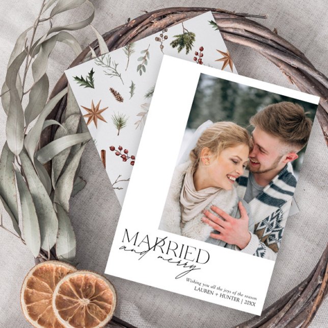 Cartão De Festividades Foto simples de recém-casados e Felizes (Easily personalize this newlywed photo holiday card with your favorite image and deets)