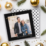 Cartão De Festividades Foto simples Dourada Feliz Natal Preto<br><div class="desc">Deseje aos seus amigos e família Feliz Natal nesta temporada de festas com este cartão de Natal fotográfico que apresenta um padrão de pinheiros nas costas.</div>