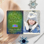 Cartão De Festividades Foto Verde Hanukkah Menorah Peace Love Tipo Light<br><div class="desc">"Paz, amor e luz." Uma ilustração lúdica, moderna e artística das velas de padrão de feto em uma menorah ajuda você a lançar no feriado de Chanucá, junto com a foto personalizada de sua escolha. Velas azuis cortadas com padrões coloridos de folha de alumínio sobrepõem um fundo verde, rico e...</div>