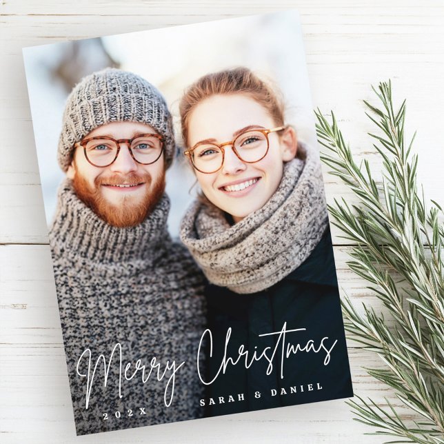 Cartão De Festividades Foto vermelha do elegante roteiro de Feliz Natal (Merry Christmas elegant script red photo Holiday Card)