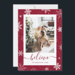 Cartão De Festividades Foto Vermelha Floco de Neve Acredite<br><div class="desc">Cartão mágico de férias vermelhas com flocos de neve,  estrelas e neve em um fundo vermelho. Personalize facilmente este cartão de férias com sua foto e texto.</div>