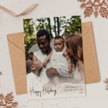 Cartão De Festividades Foto vertical do Cheio de feriados felizes do Scri<br><div class="desc">Este roteiro moderno, feliz cheio de feriados, é perfeito para o seu chique minimalista de cartões de natal preto e branco. A caligrafia manuscrita branca é delicada e rústica enquanto permanece elegante e elegante. A design reflete um simples dia de inverno todo-branco e evoca memórias de uma vida mais simplista....</div>