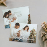 Cartão De Festividades Fotos da família contemporânea Feliz Natal<br><div class="desc">Para as fotos modernas e contemporâneas da família, este na moda Feliz Natal, cartão permite personalizar duas fotos (uma na frente e outra no verso). Mostre suas fotos da família de Natal e personalize facilmente o nome da família e o ano. Um belo cartão de guardas e de boas-vindas que...</div>