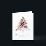 Cartão De Festividades Fotos em forma de árvore moderna Feliz Natal<br><div class="desc">Fotos em forma de árvore moderna Feliz Natal. Disponível digitalmente e impresso. Feliz Natal está em um roteiro de na moda. Substitua facilmente a imagem de exemplo por sua e personalize com seus nomes na frente e saudando o dentro.</div>
