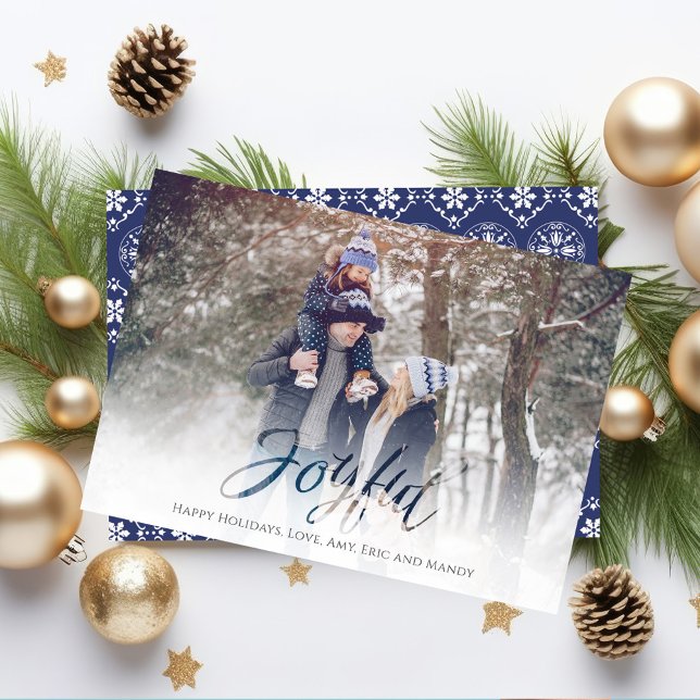 Cartão De Festividades Frio de Neve Branco Azul, Script Joyful - Folo de  (Christmas "Joyful" Holiday photo card with a white feathered edge. )