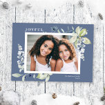 Cartão De Festividades Frosty Watercolor Winter Berries Foto<br><div class="desc">Este elegante e clássico cartão com fotos de feriado apresenta uma bela moldura de aquarela de folhagem delicada e bagas em um adorável fundo azul-fumo escuro. Este design acomoda uma foto horizontal solteiro na frente. A saudação à frente diz "JOYFUL" em uma fonte serif clássica, que é completamente editável. A...</div>
