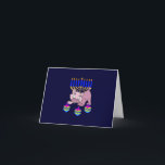 Cartão De Festividades Gatinho Hanukkah<br><div class="desc">Adorável Gatinho Feliz Hanukkah girando sonhos divertidos em frente a uma menorah judia tradicional é perfeito para presentes Chanukah e ideias de presentes para as férias.</div>