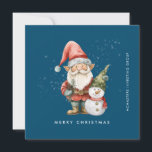 Cartão De Festividades Gnome e Snowman Feliz Natal Comercial Flat<br><div class="desc">Um gnomo vestido de vermelho fica ao lado de um boneco de neve com um chapéu de elfo verde e um cachecol vermelho. Eles estão cercados por uma poeira de neve branca que pop sobre o fundo azul escuro. A estética minimalista é criada por um simples Feliz Natal abaixo e...</div>