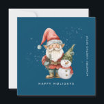 Cartão De Festividades Gnome e Snowman Felizes Feriados de Negócios Flat<br><div class="desc">Um gnomo vestido de vermelho fica ao lado de um boneco de neve com um chapéu de elfo verde e um cachecol vermelho. Eles estão cercados por uma poeira de neve branca que pop sobre o fundo azul escuro. A estética minimalista é criada por um simples feriado feliz abaixo e...</div>