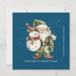 Cartão De Festividades Gnome e Snowman Season's Greeting Flat<br><div class="desc">Um gnomo vestido de verde fica ao lado de um boneco de neve com um chapéu de elfo vermelho e um cachecol vermelho. Eles estão cercados por uma poeira de neve branca que pop sobre o fundo azul escuro. A estética minimalista é criada por uma simples saudação da temporada abaixo...</div>