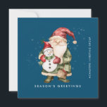 Cartão De Festividades Gnome e Snowman Season's Greeting Flat<br><div class="desc">Um gnomo vestido de vermelho e verde fica ao lado de um boneco de neve com um chapéu de elfo vermelho e cachecol vermelho. Eles estão cercados por uma poeira de neve branca que pop sobre o fundo azul escuro. A estética minimalista é criada por uma simples saudação da temporada...</div>