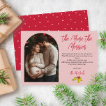 Cartão De Festividades Gravidez Foto Quanto Mais Feliz Natal<br><div class="desc">Este anúncio de gravidez de Natal "The More the Merrier",  cor-de-rosa e vermelha,  é mínimo,  e mostra um modelo fotográfico e um poema doce para enviar aos seus entes queridos. A mão desenhada sagrada e as bagas acrescentam um toque de saudades nostálgicas. Arte original de Malissa Melrose.</div>