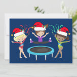 Cartão De Festividades Gymnástica Bonita Girina ginasta de Natal<br><div class="desc">Este lindo cartão de Natal da ginástica mostra 3 garotas bonitas vestindo chapéus de Papai Noel e segurando uma pose com fitas em um bonito fundo de férias azul. A loira está segurando uma fita vermelha, a morena está pulando em um trampolim, e a moça africana americana está segurando uma...</div>