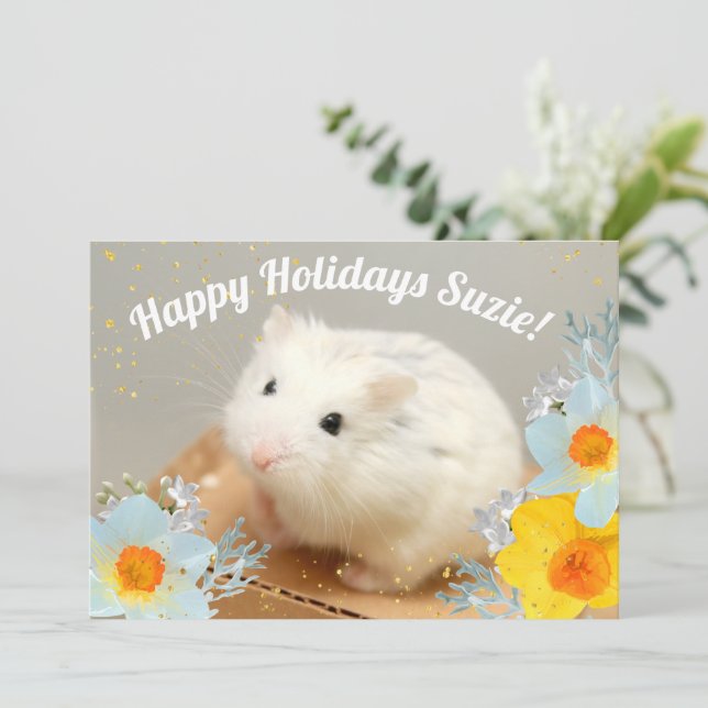 Cartão De Festividades Hamster Feliz de Férias com Flores Daffodil (Em pé/Frente)