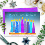 Cartão De Festividades Hanukkah Boho Vela Paz Amor Turquesa Luz<br><div class="desc">"Paz, amor e luz." Uma ilustração lúdica, moderna e artística das velas de padrão de feto em uma menorah ajuda você a lançar no feriado de Chanucá. Velas azuis cortadas com padrões de folha de alumínio coloridos cobrem um gradiente de turquesa a fundo branco. Folha de diamante roxo, rosa-quente, escura,...</div>